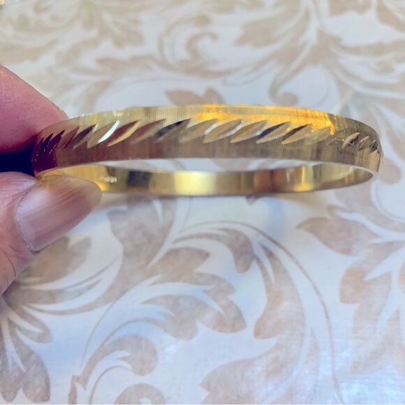 Vintage Monet Bangle Bracelet 7” Gold Tone Gorgeous - Picture 1 of 4